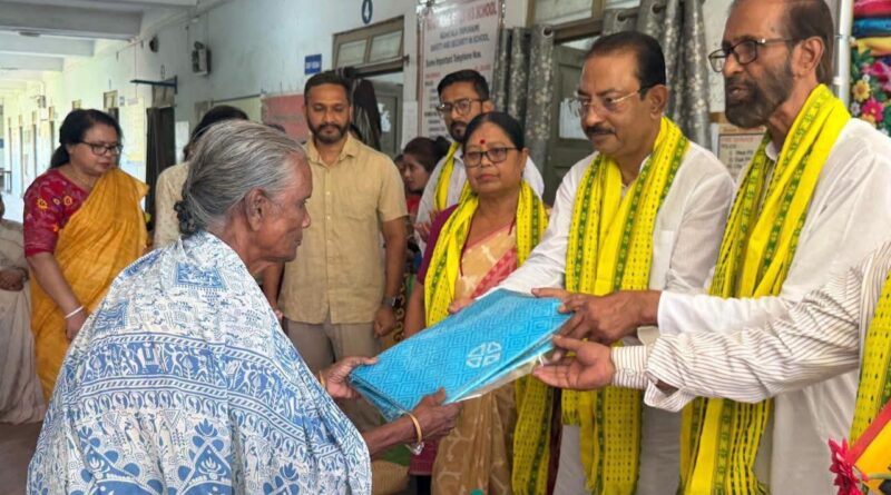 পুজোর আনন্দ সবার ঘরে, বস্ত্র বিলিয়ে নজির বোধজংয়ের শিক্ষকদের