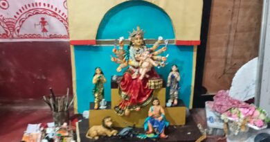ডিজিটাল যুগেও মাটির টানে অষ্টম শ্রেণির শুভ্রজিৎ, নিজের হাতে গড়ল দুর্গাপ্রতিমা